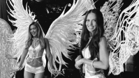 Gigi Hadid abre álbum de fotos ao lado de Adriana Lima em desfile; veja
