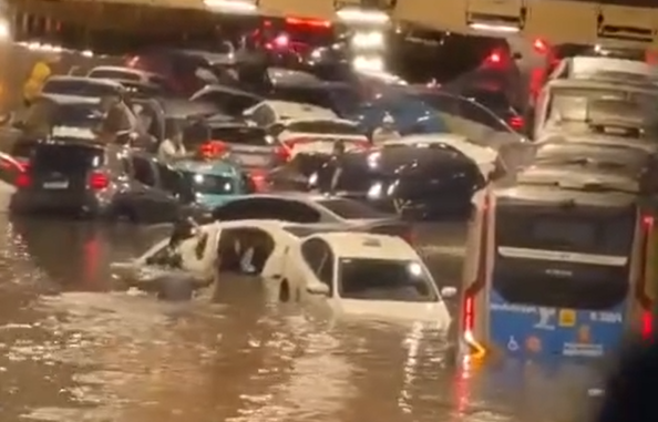 Chuva causa caos por São Paulo; carros boiam no túnel do Anhangabaú | CNN  Brasil