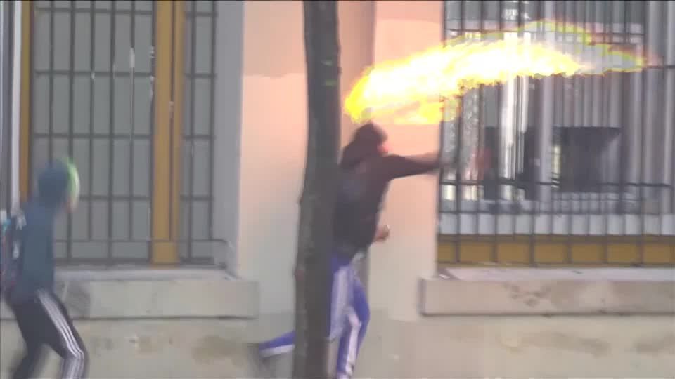 Manifestante joga coquetel molotov em tropa de choque na Albânia