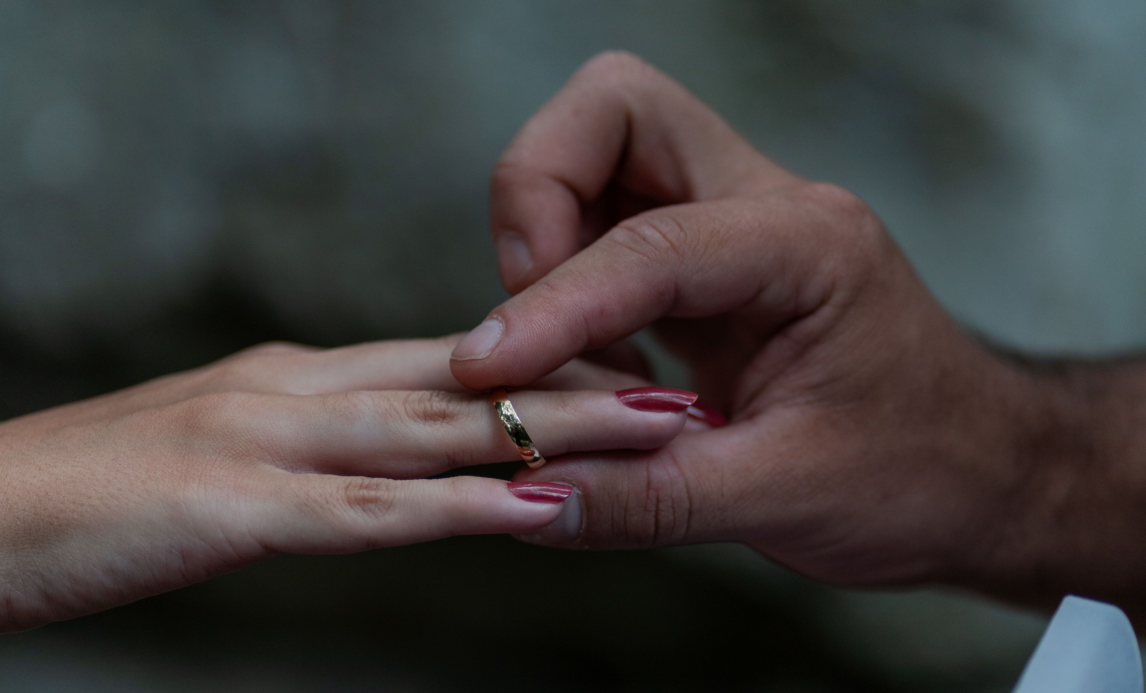 Imagem de destaque do post: Date para sábado à noite? Como a troca de alianças virou costume entre casais