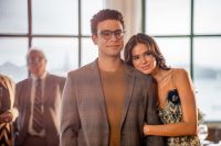 Vídeo de Marquezine e Alanis Guillen se beijando em série viraliza na web