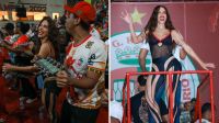Anitta toca chocalho e samba com look transparente em ensaio da Grande Rio