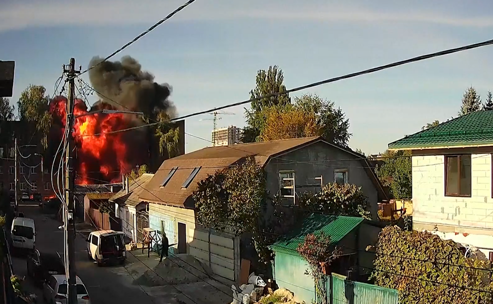 Drone russo atinge escola em Kiev e provoca incêndio; Veja vídeo