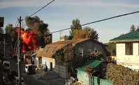 Drone russo atinge escola em Kiev e provoca incêndio; Veja vídeo