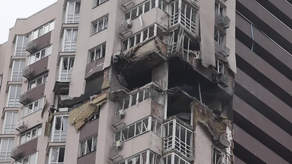 Duas pessoas morrem em Kyiv após drone russo atingir prédio residencial, diz prefeito