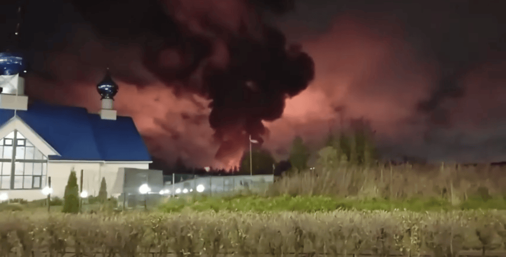Imagens feitas por testemunhas mostram fogo e fumaça subindo na direção de um terminal de petróleo em São Petersburgo, após relatos de ataques com drones ucranianos.