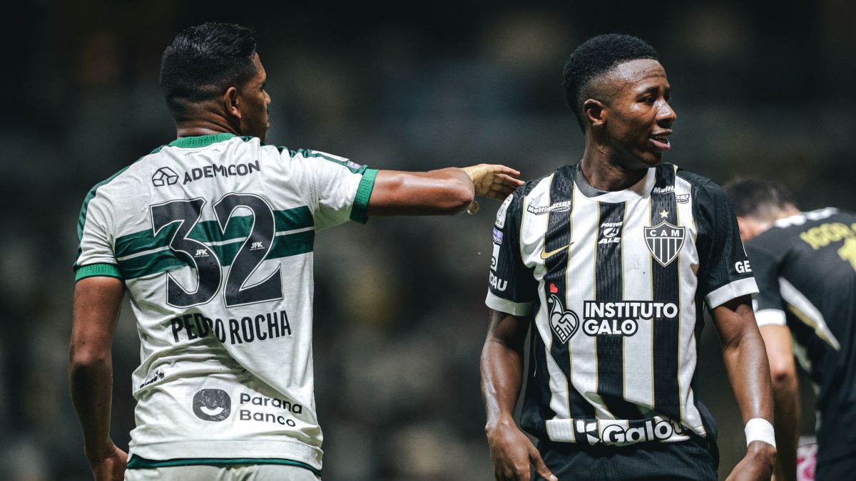 Palmeiras supera expulsão, vence Athletico-PR e dorme líder do Brasileirão