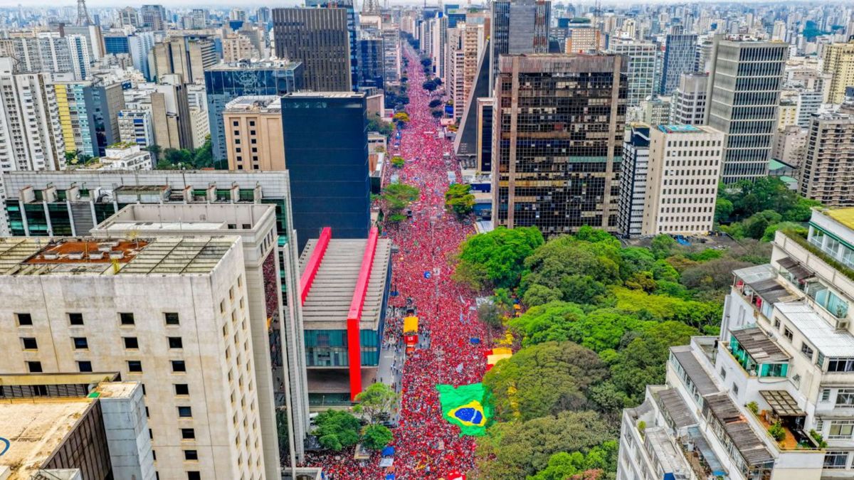 Manifestantes fazem ato em apoio a Lula em Copacabana