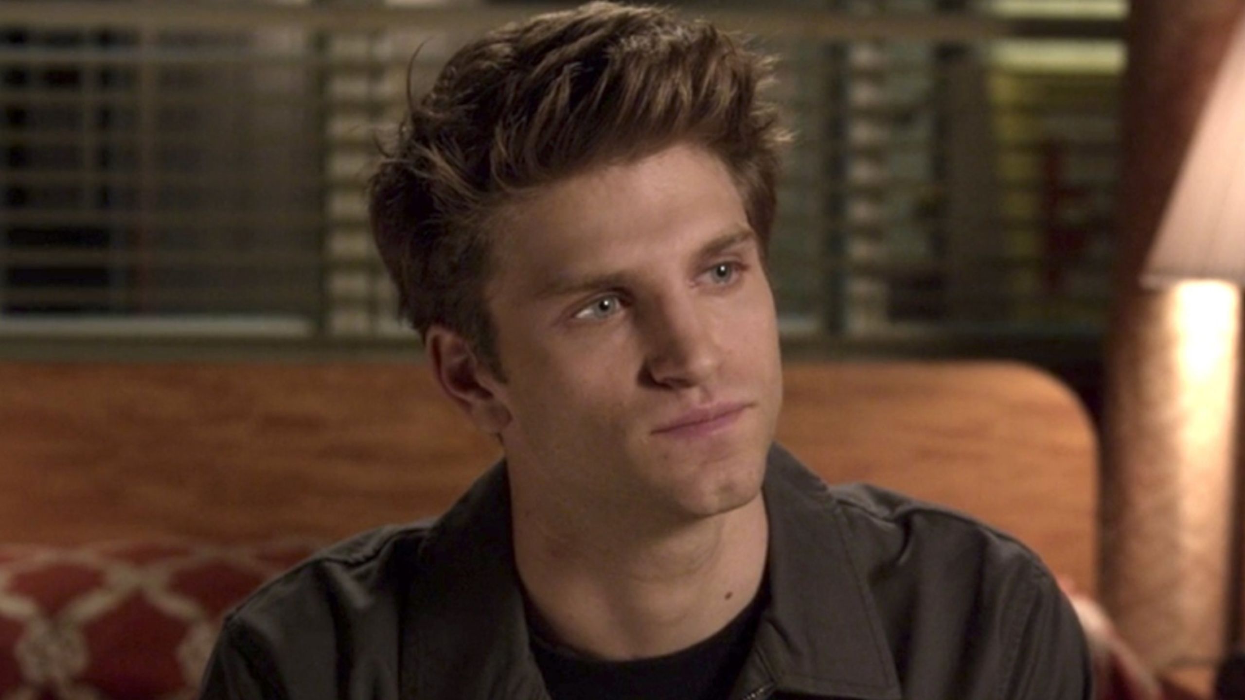 Estrela de "Pretty Little Liars" relata assalto a mão armada em Hollywood