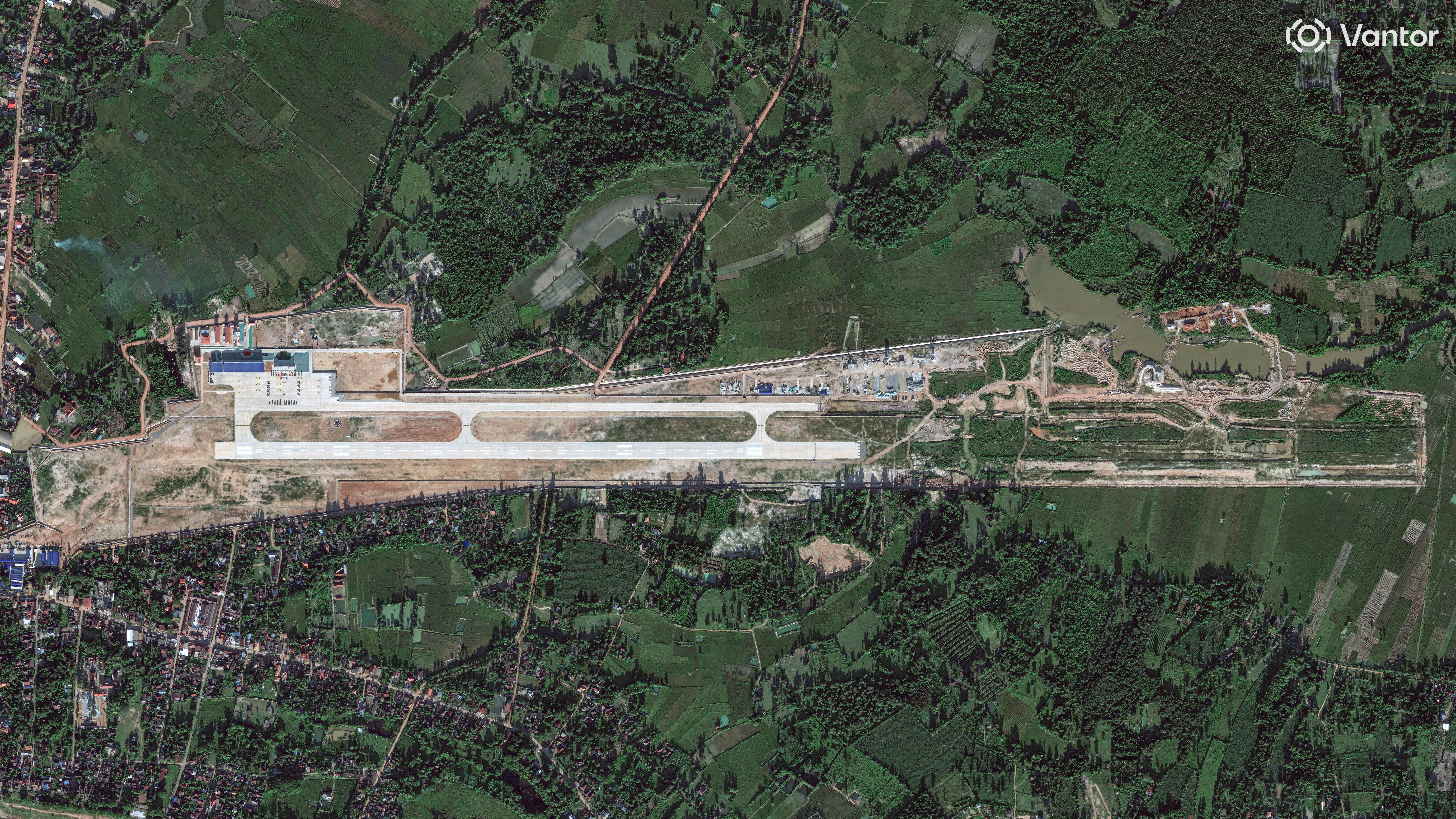 Imagens de satélite da Vantor mostram o progresso de um novo aeródromo conjunto entre a China e o Laos, em Ban Keun, desde dezembro de 2025 • Vantor via CNN Newsource