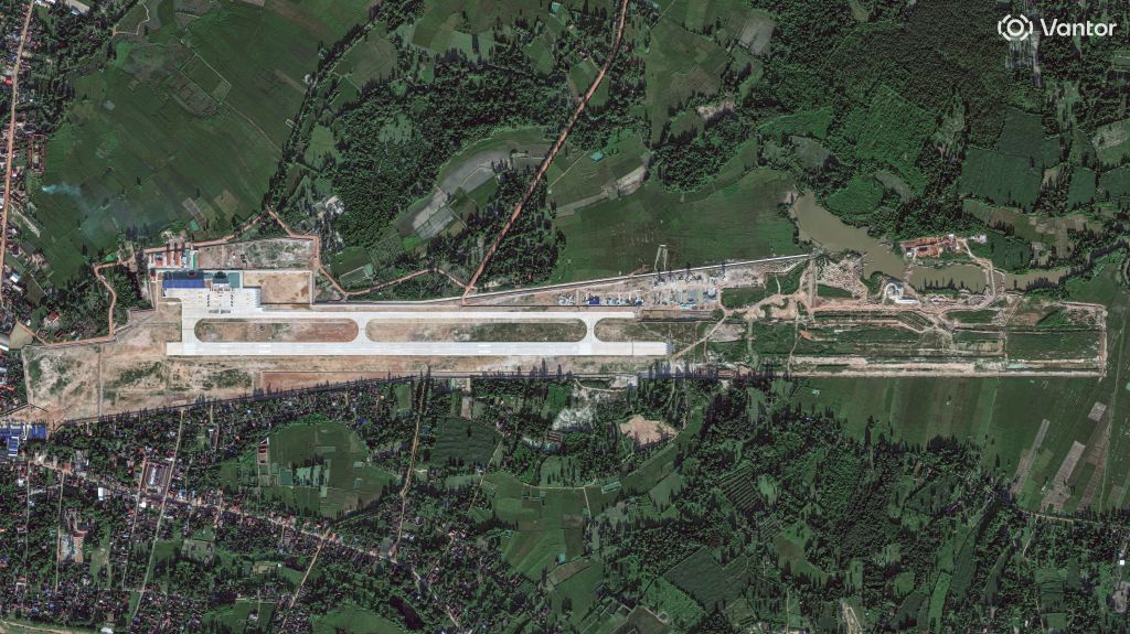 Imagens de satélite da Vantor mostram o progresso de um novo aeródromo conjunto entre a China e o Laos, em Ban Keun, desde dezembro de 2025