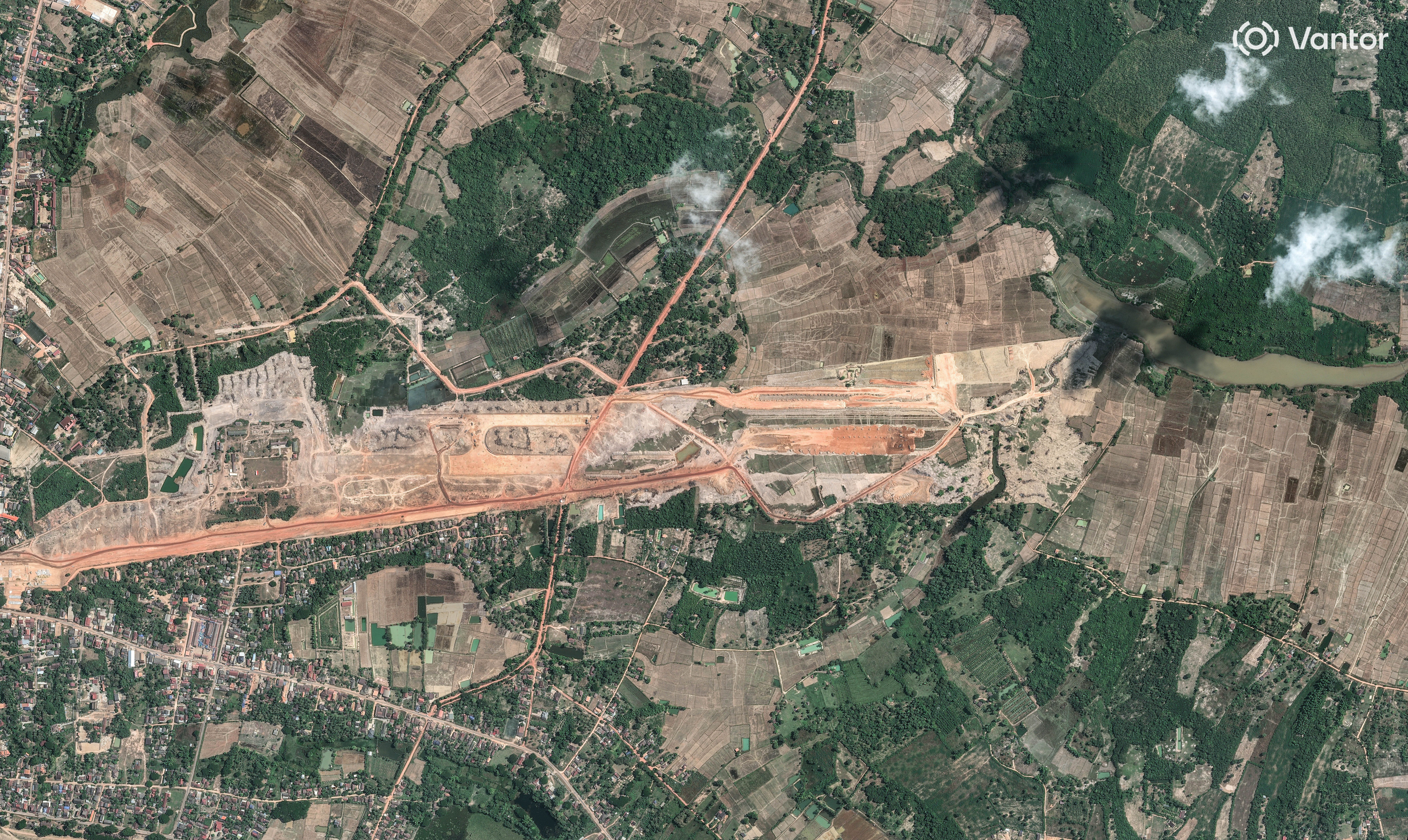Imagens de satélite da Vantor mostram o progresso de um novo aeródromo conjunto entre a China e o Laos, em Ban Keun, desde dezembro de 2025 • Vantor via CNN Newsource