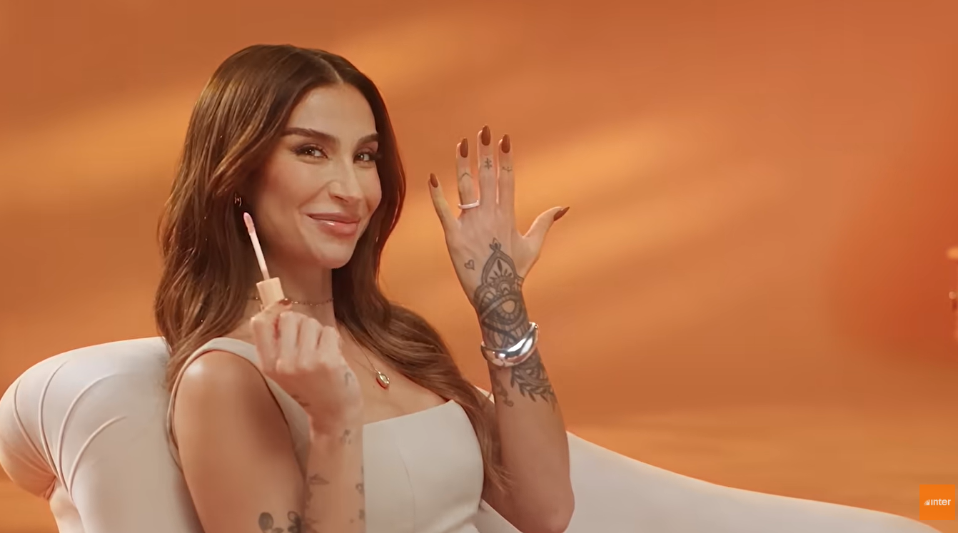 A influenciadora Boca Rosa, em vídeo de campanha de relacionamento financeiro com o Inter, mostra aliança no dedo e sorri.