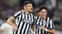 Tiquinho decide, Botafogo vence Chapecoense e se afasta do Z4 do Brasileiro
