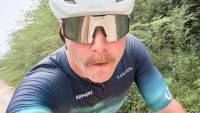 Piloto da Fórmula 1 vai de bicicleta da Malásia até Singapura; veja