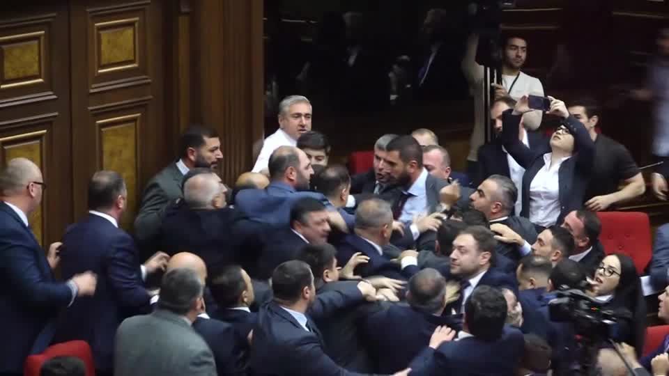 Vídeo: Discussão de deputados vira briga generalizada no Parlamento armênio
