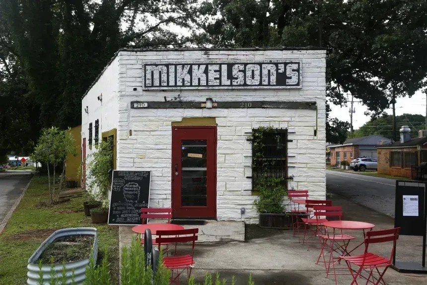 O Mikkelson's Market é um mercadinho de bairro pertencente a Jen e Emily Chan, localizado no bairro de Reynoldstown, em Atlanta • Austin Steele/CNN