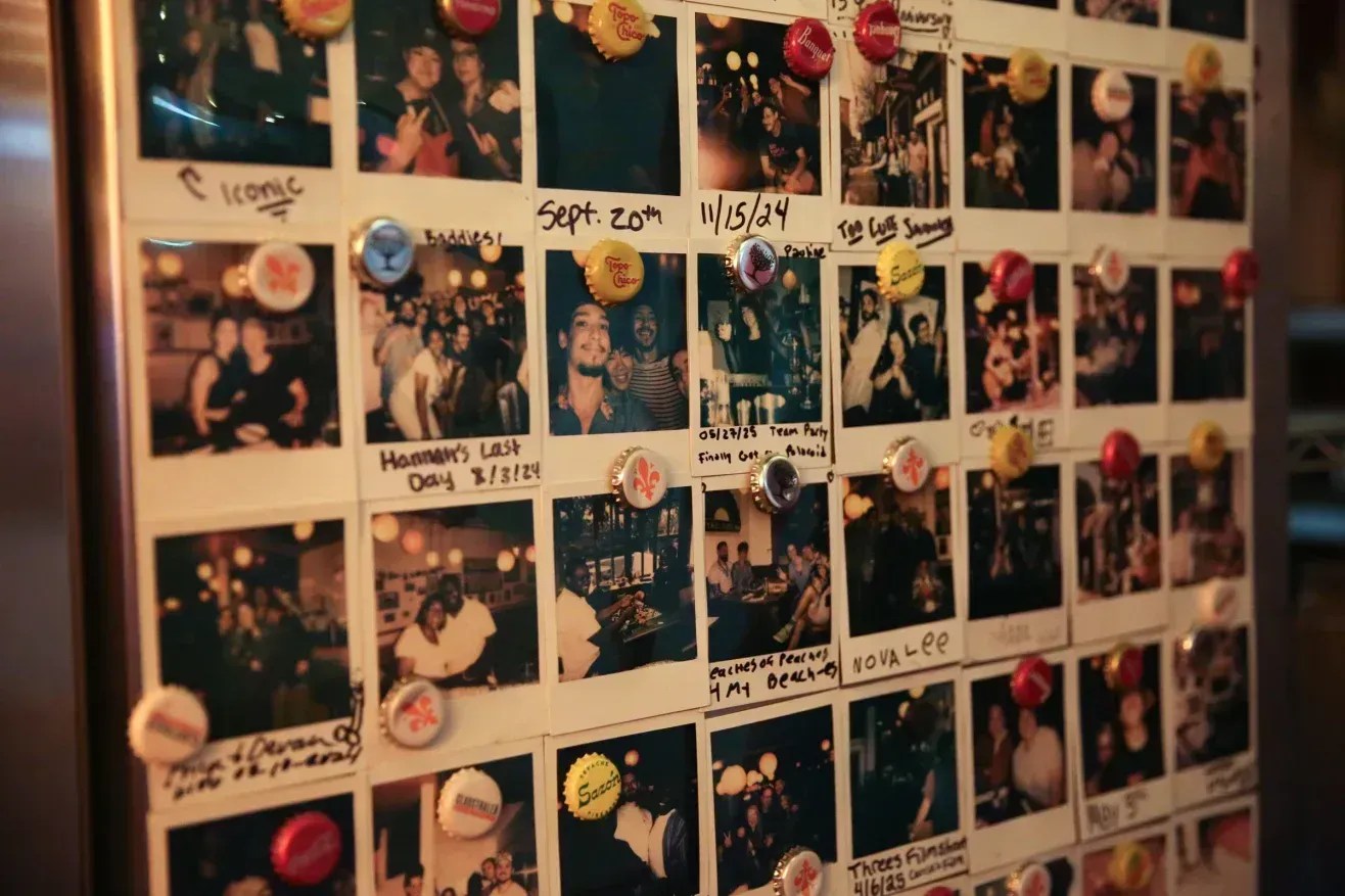 Fotos da equipe decoram uma geladeira no restaurante JenChan's em Cabbagetown • Austin Steele/CNN