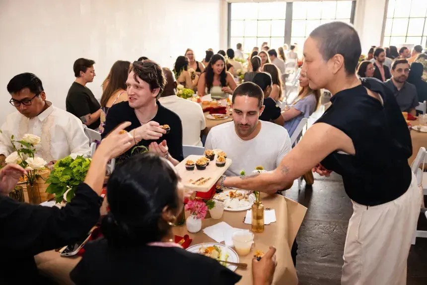 Tanta gente compareceu ao Gala for Hope — uma festa para celebrar a comunidade dos Chans e arrecadar fundos para o Giving Kitchen, uma instituição de caridade que apoia trabalhadores de restaurantes em momentos de crise — que os Chans só conseguiram ver os apoiadores quando estavam servindo a comida • Rebecca Carmen