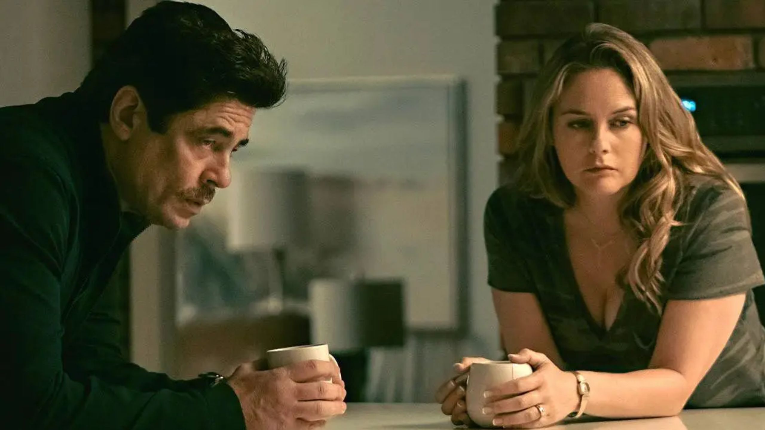 Alicia Silverstone e Benicio Del Toro em "Camaleões" • Reprodução/Black Label Media