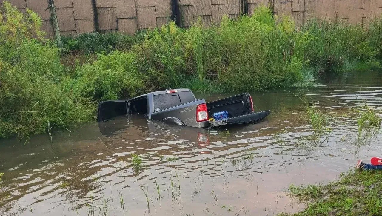Militares resgatam vítimas de caminhonete submersa na Flórida