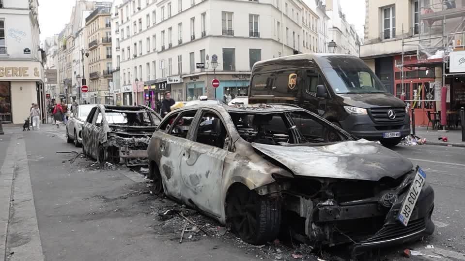 Carros queimados após protestos violentos em Paris, na França