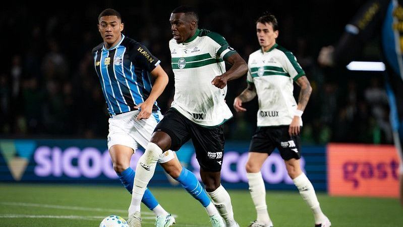 Flamengo tem pênalti no último lance, vence Atlético-MG e volta à liderança