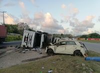 Cegonha com carros da BYD tomba em Recife (PE) e causa prejuízo milionário
