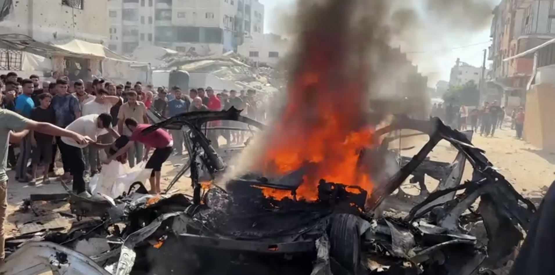 Palestinos examinam local de ataque israelense a veículo na Cidade de Gaza
