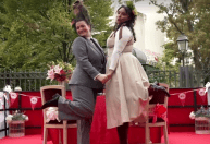 Cerimônia de casamento reversa: tradição anual celebra a desunião entre parceiros em bairro na França