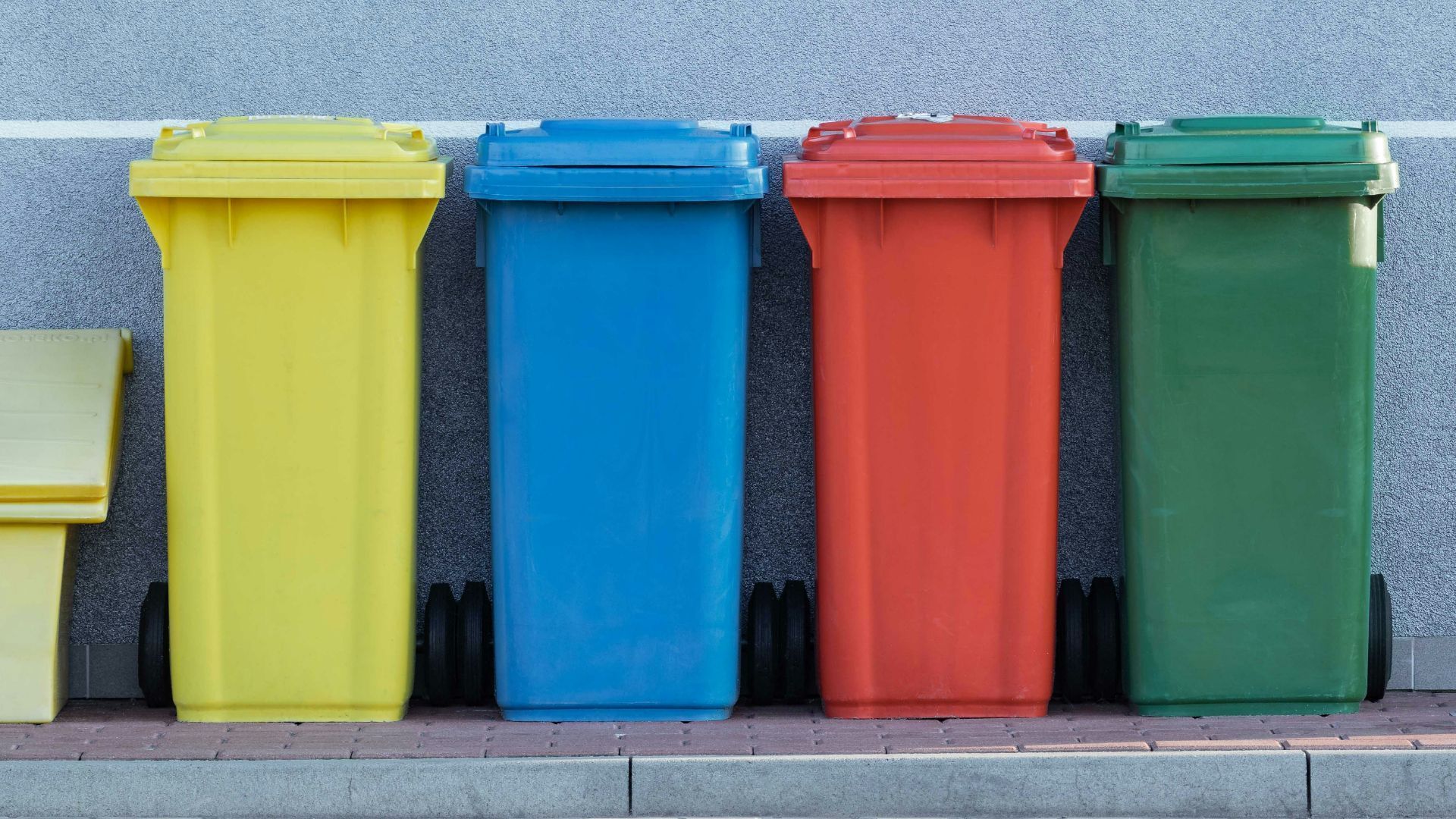 Quatro cestos de lixo reciclável