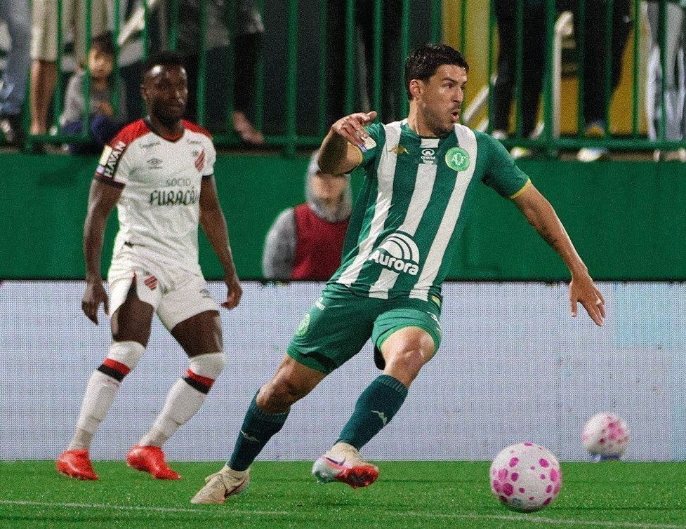 Gabriel Sara projeta jogo contra o Barcelona na Champions League