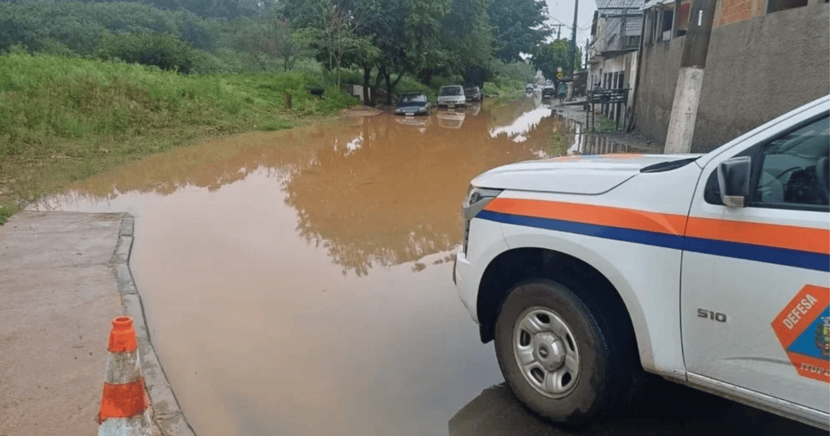 Chuvas fortes em Sao Paulo provocam mortes e interdicões de rodovias