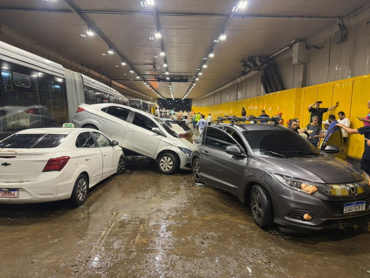 Carros empilhados no túnel do Anhangabaú