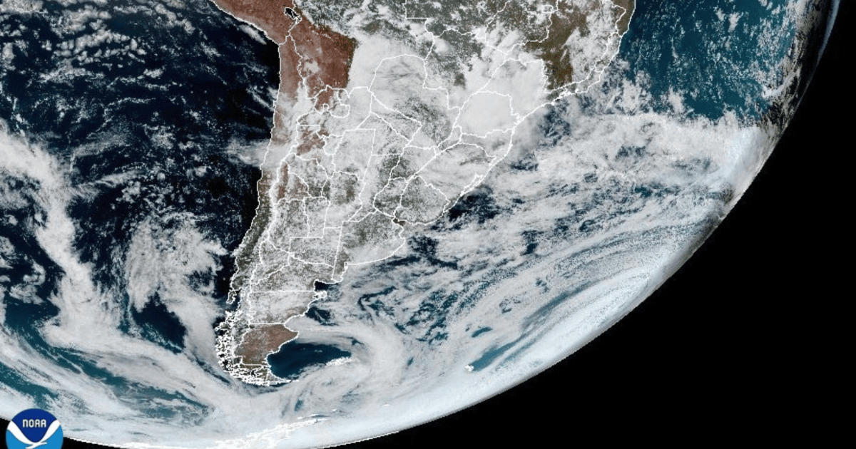Nuvens carregadas e vento forte sobre a costa do Brasil
