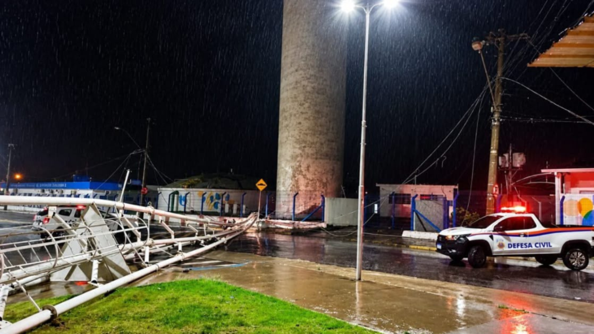 Bombeiros resgatam eleitores ilhados em Santa Catarina