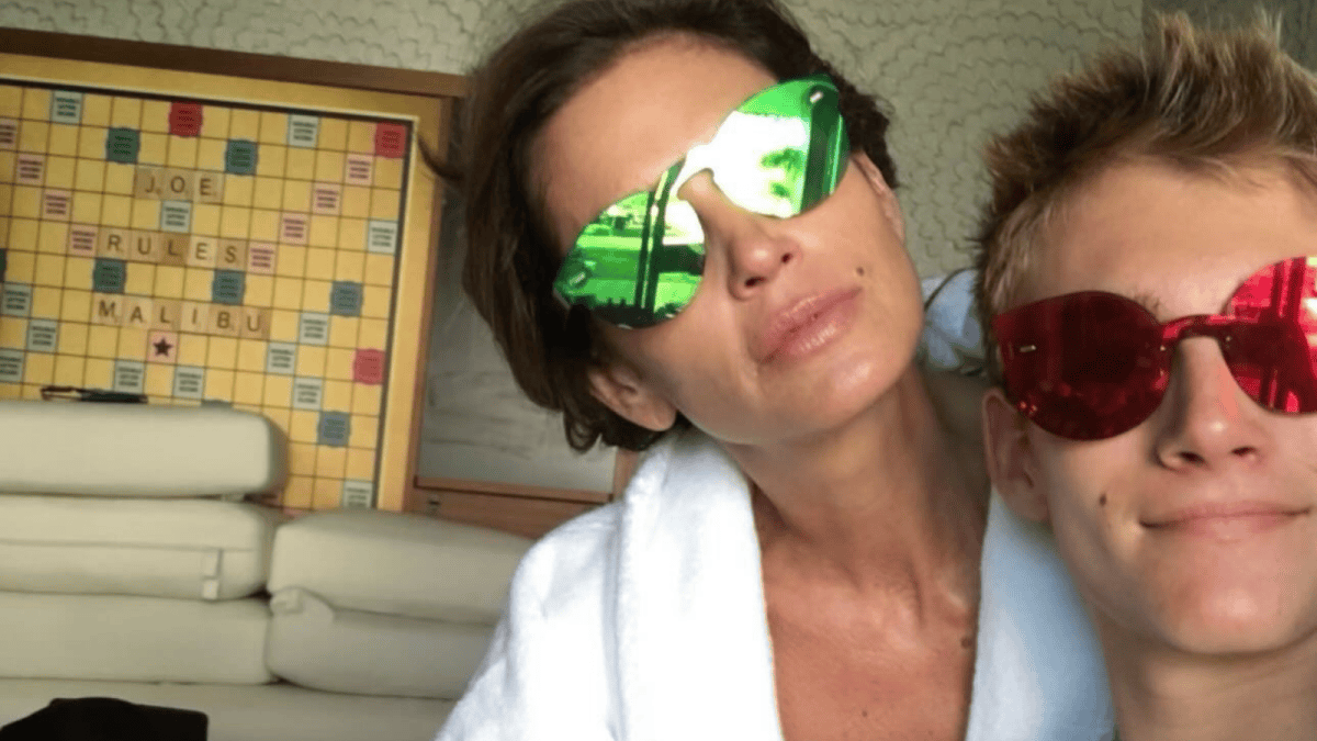 Kaia Gerber quebra silêncio sobre morte do irmão com registros raros; veja