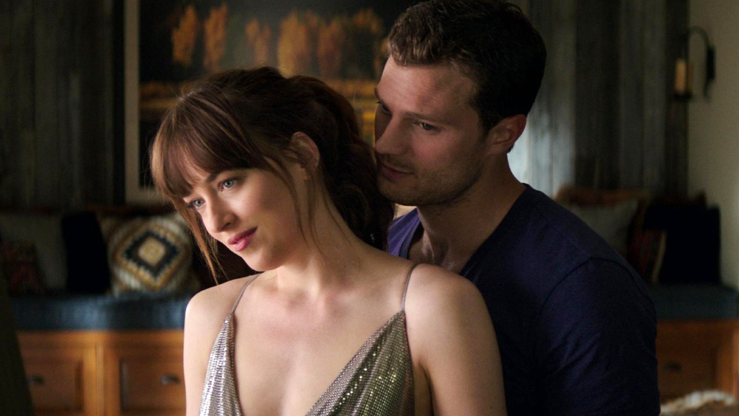 Dakota Johnson e Jamie Dornan em "Cinquenta Tons de Cinza" • Reprodução/Focus Features