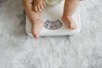 OMS lança primeiras diretrizes para tratar obesidade infantil; entenda