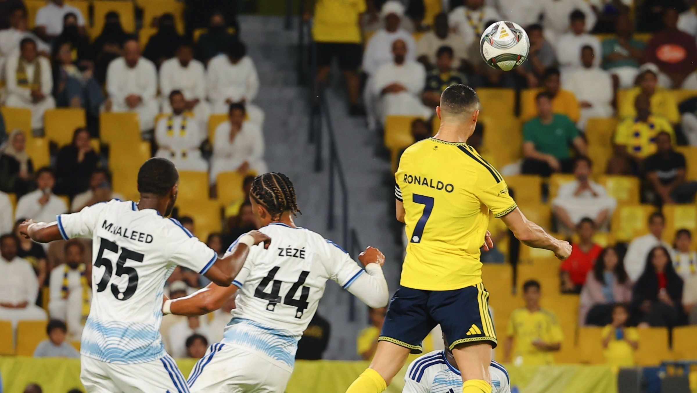 Cristiano Ronaldo perde pênalti e gol sem goleiro, mas Al-Nassr vence Neom