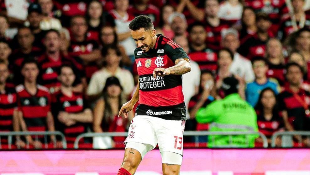 Danilo, do Flamengo, se pronuncia após cirurgia e faz brincadeira com filho