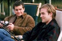 Ator de “Dawson’s Creek” se emociona ao homenagear James Van Der Beek