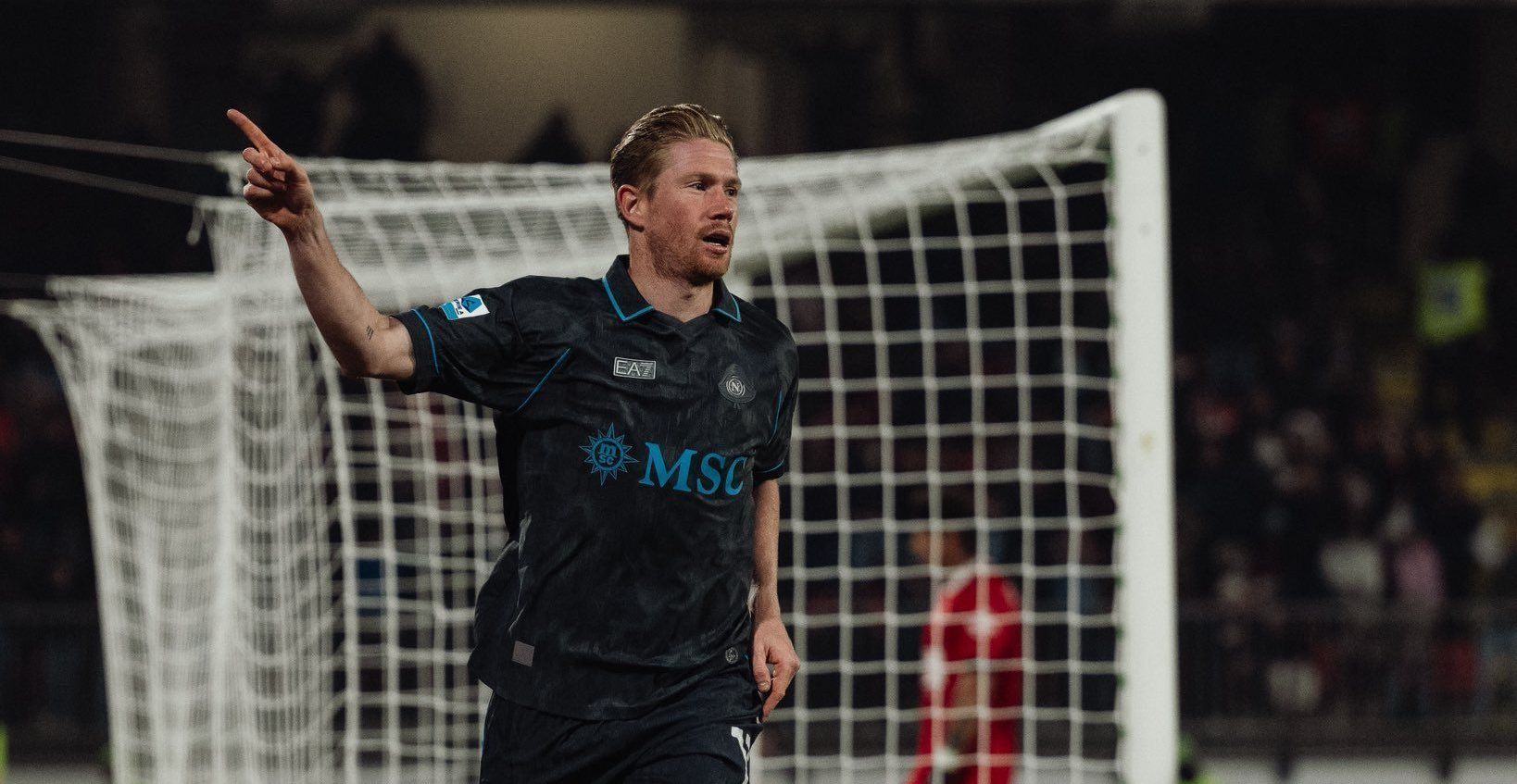 De Bruyne comemora gol na vitória do Napoli sobre o Monza