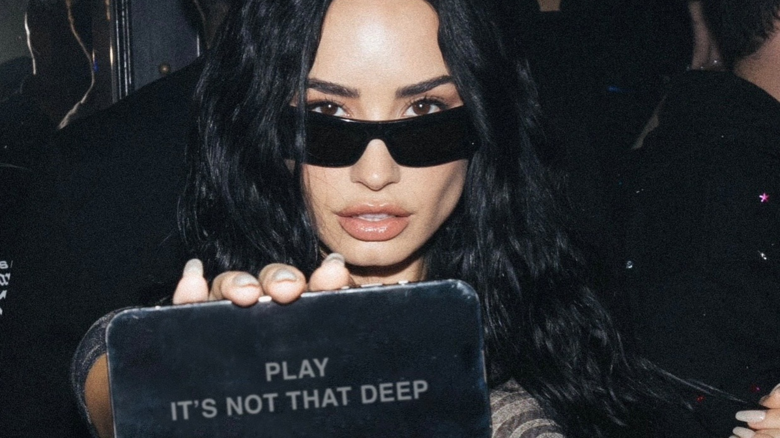 Demi Lovato celebra um ano de lançamento de "It's Not That Deep"