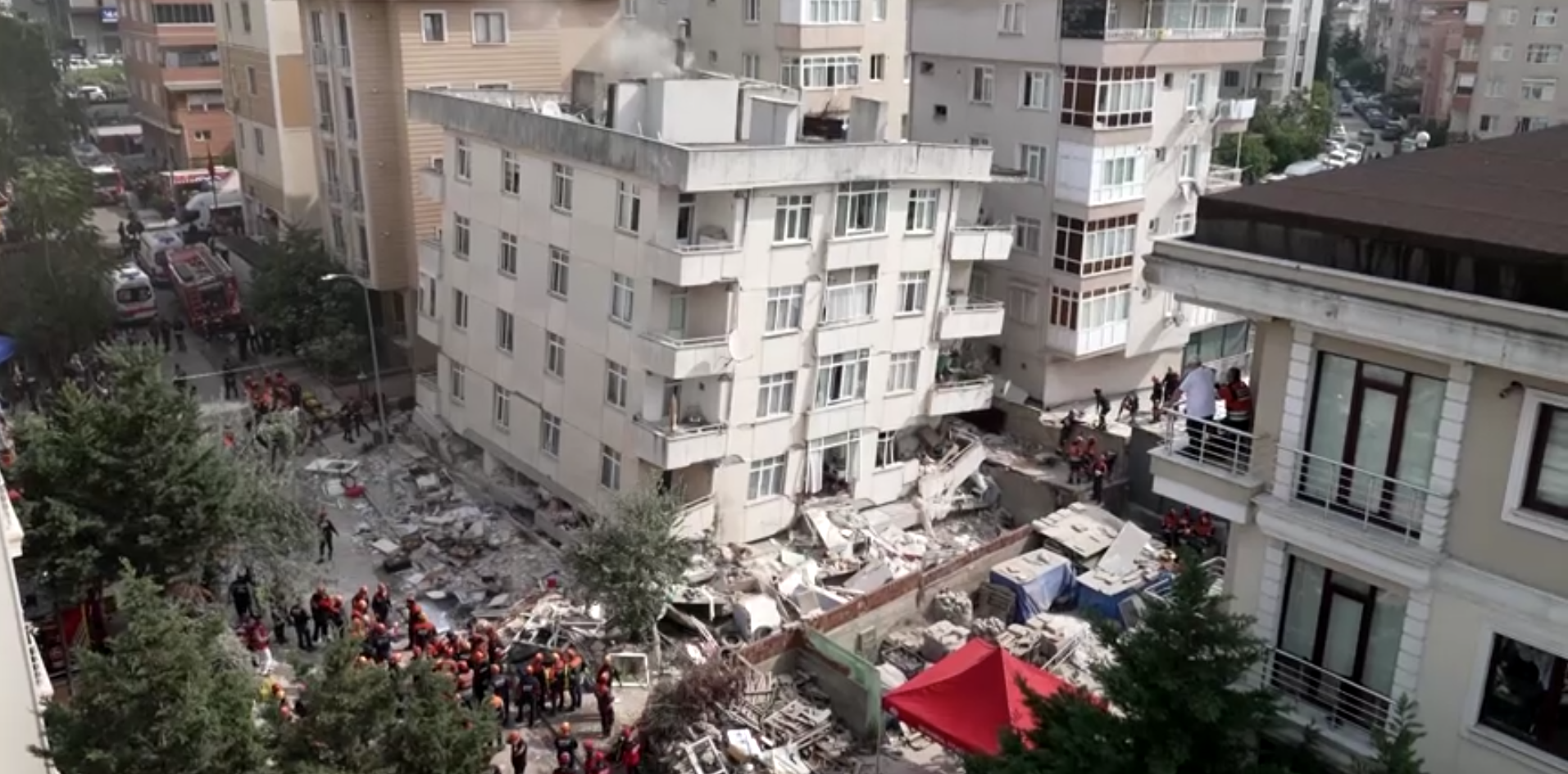 Prédio parcialmente desabado em Istambul, na Turquia