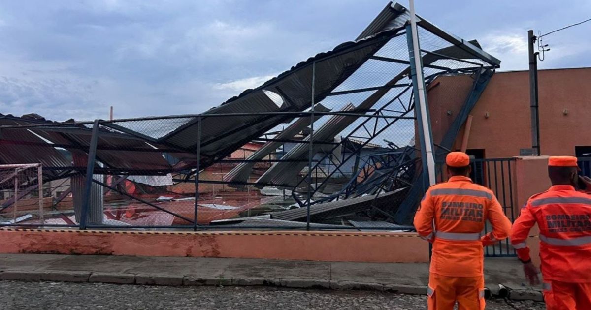 Parte da cobertura de uma quadra de esportes desabada sobre residências durante forte chuva em Rio Manso.
