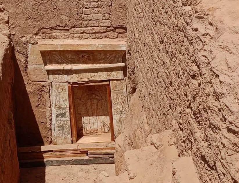 Nova descoberta arqueológica no Egito revela poema fúnebre escrito em grego antigo dentro de tumba