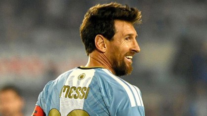 Lionel Messi em ação na partida de despedida da seleção argentina