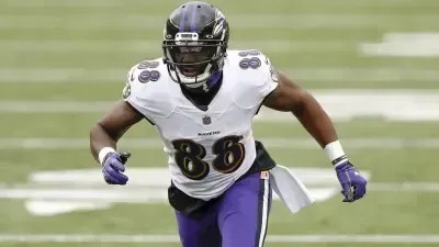 Astro da NFL diz que policial apontou arma para ele na frente das filhas