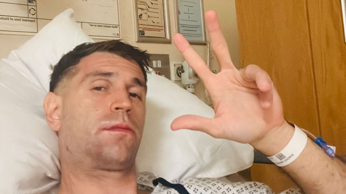 Dibu Martínez passa por cirurgia após deixar estádio de maca e manda recado